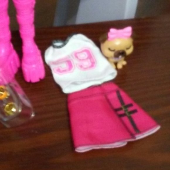 African-American Barbie with pink highlights and accessories - Picture 3 of 5